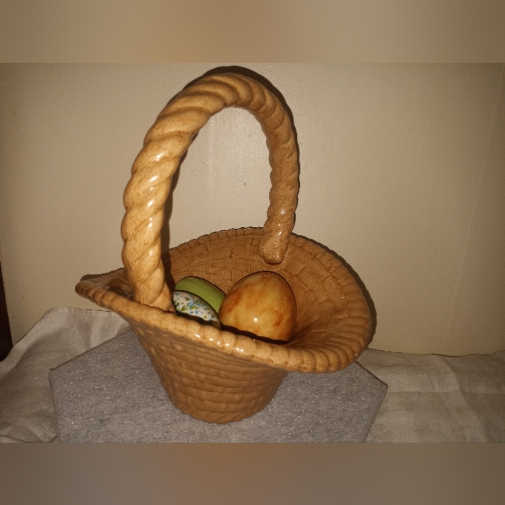 Vtg Handmade Ceramic Tan Basket With 3 Ceramic Eggs